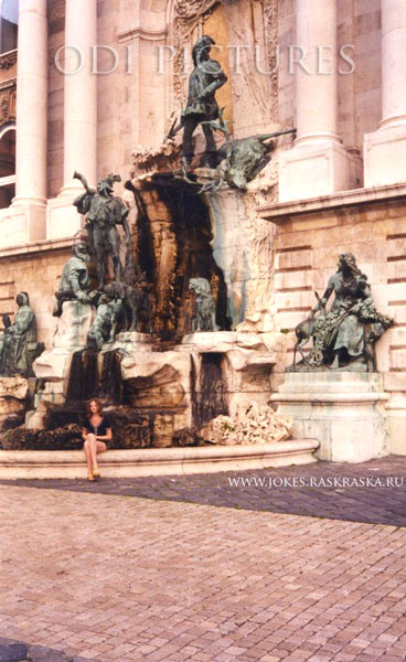 Девушка у фонтана / Girl beside the fountain